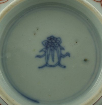 2010108 Symbol mark: Pair of fish (shuang yu), one of the eight Buddhist Emblems and symbol of marital bliss, in a double circle, underglaze blue.
