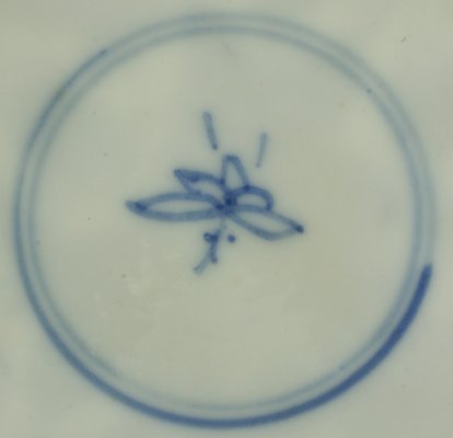 2010461 Symbol mark: Lotus, symbol of purity and one of the eight Buddhist Emblems, in a double circle, underglaze blue.